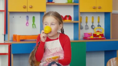 küçük kız çay içiyor