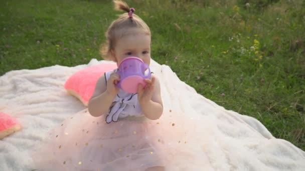 la petite fille boit de l'eau 