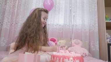 Pastayı yakınındaki küçük kız