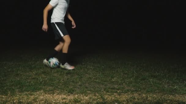 Футболист, играющий с мячом — стоковое видео