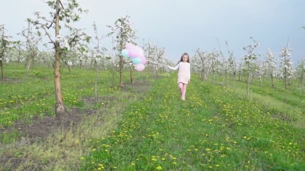 Liten flicka med ballonger — Stockvideo