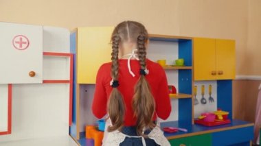 küçük kız yemek yemek oynamaktan