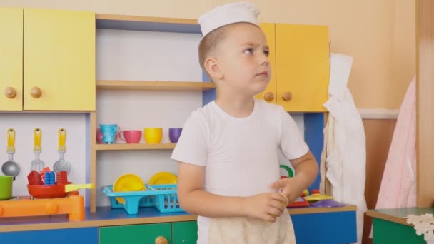 Küçük çocuk ne pişiyor oynuyor — Stok video