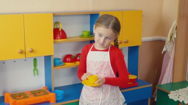 Menina brincando na comida de cozinha — Vídeo de Stock