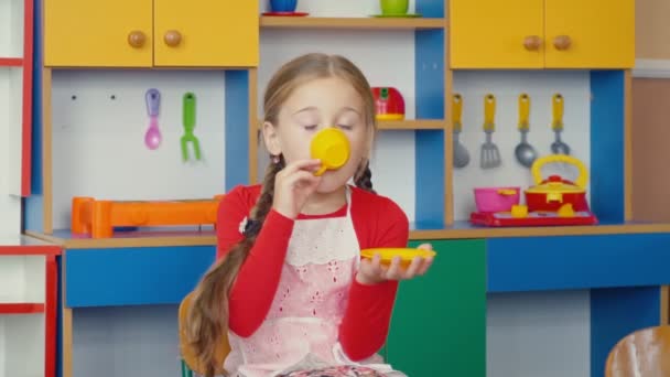 Het kleine meisje is het drinken van thee — Stockvideo