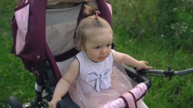 küçük kız bir bebek arabası tesisi