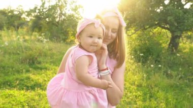 Anne ve kızı aynı elbiseler