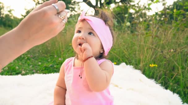 Madre alimenta a su pequeña hija con yogur — Vídeos de Stock