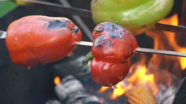 Cozinhar pimentão no fogo — Vídeo de Stock