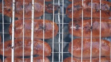 ateş üzerinde pişirme sosis