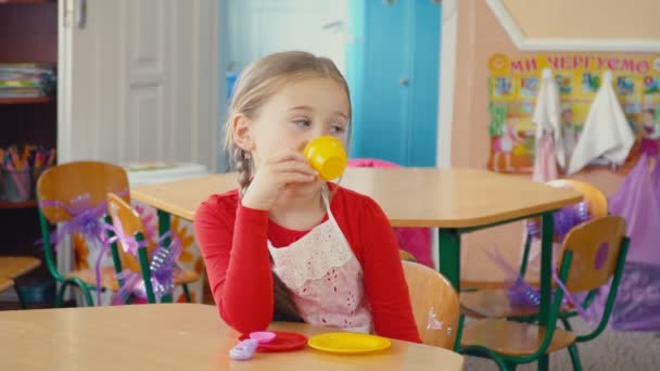 Küçük kız yemek yemek oynamaktan — Stok video