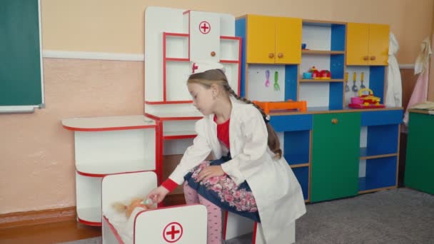 Маленькая девочка играет в доктора — стоковое видео