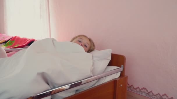 Το κορίτσι πήγε στο κρεβάτι — Αρχείο Βίντεο