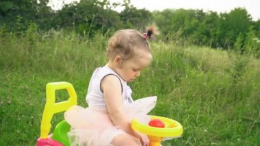 küçük kız bir daktilo sürme