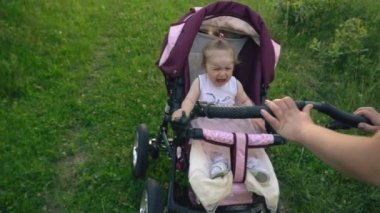 küçük kız bir bebek arabası tesisi