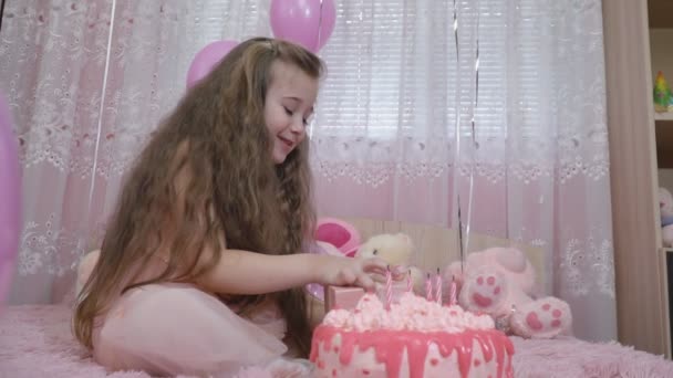 Menina perto do bolo — Vídeo de Stock