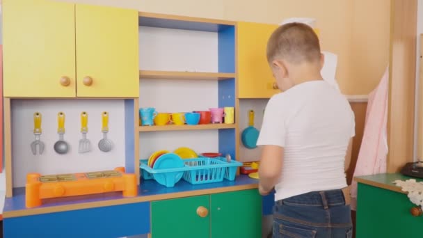 Il bambino sta giocando quello che sta cucinando — Video Stock