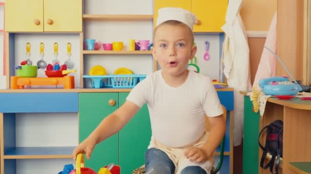 Der kleine Junge spielt, was kocht — Stockvideo