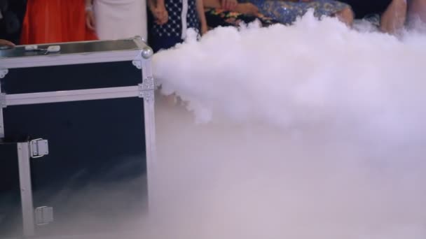 Witte rook uit de doos — Stockvideo