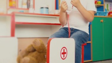 küçük çocuk Doktor oynuyor