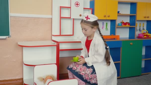 Bambina sta giocando medico — Video Stock