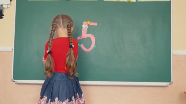 Dívka stojící vedle tabule — Stock video