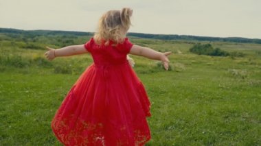 Kırmızı elbiseli küçük kız