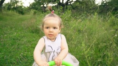 doğada küçük kız