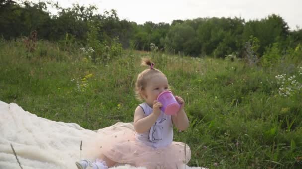 La niña bebe agua — Vídeo de stock