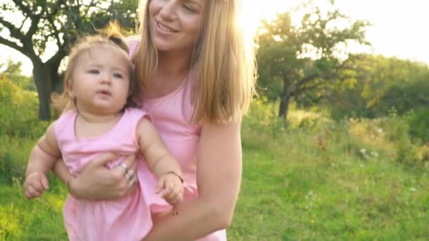 Mom and daughter in identical dresses — Stock Video