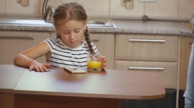 küçük kız içecekler portakal suyu