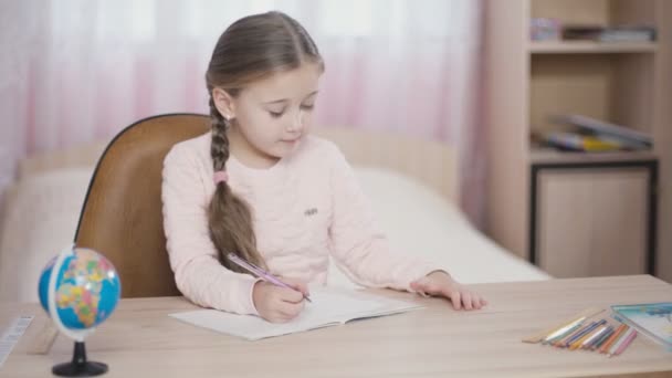 小さな女の子の書き込み — ストック動画