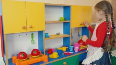 küçük kız yemek yemek oynamaktan