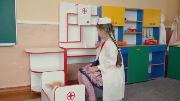 Dziewczynka gra lekarz — Wideo stockowe