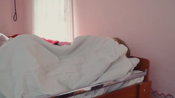 Das Mädchen ging ins Bett — Stockvideo