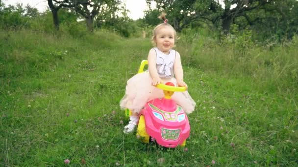 La niña está montando una máquina de escribir — Vídeo de stock