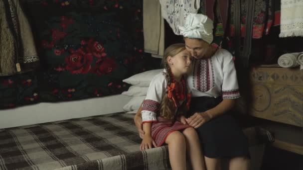 Μητέρα και κόρη κάθονται στον καναπέ — Αρχείο Βίντεο