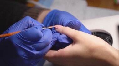 bir fırça ile vernik uygulama