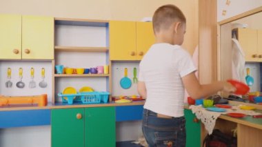 küçük çocuk ne pişiyor oynuyor