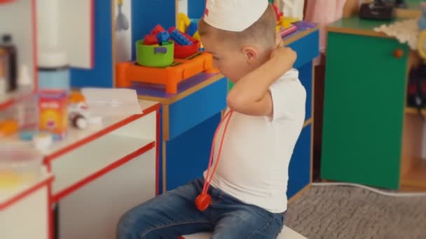 Мальчик играет в доктора — стоковое видео