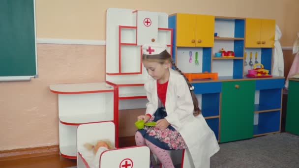 Klein meisje speelt arts — Stockvideo