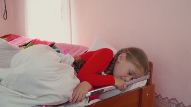 Девушка легла спать — стоковое видео