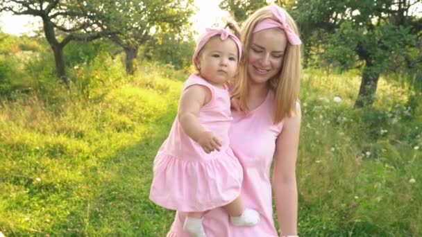 Мама і дочка в однакових сукні — стокове відео