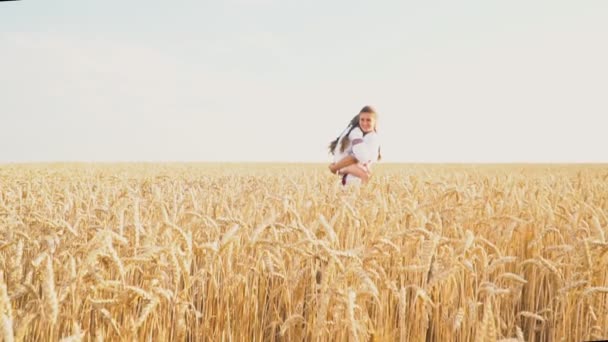 Máma a dítě se prochází pšenice — Stock video