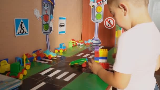 Der kleine Junge spielt Autos — Stockvideo