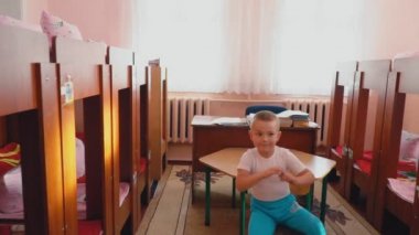 küçük çocuk yatağa gider