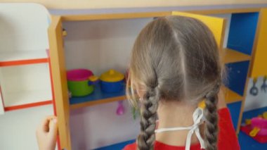 küçük kız yemek yemek oynamaktan