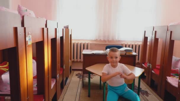 Der kleine Junge geht ins Bett — Stockvideo