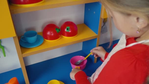 Klein meisje in het koken voedsel spelen — Stockvideo
