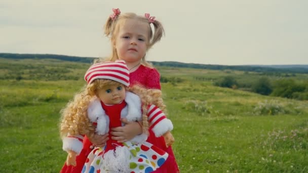 Niña en vestido rojo — Vídeos de Stock